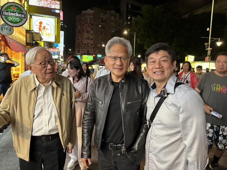 黃仁勳5月29日晚上帶著科技大咖去寧夏夜市吃蚵仔煎。（圖由寧夏夜市觀光協會提供）