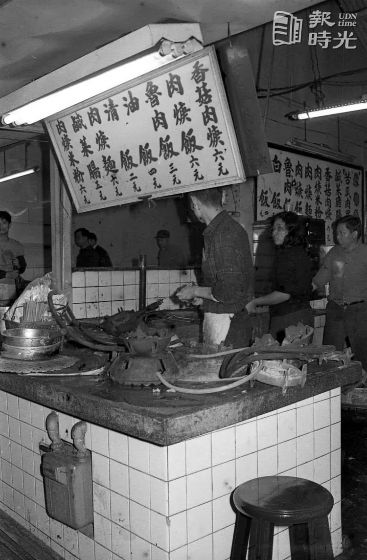 寧夏夜市多數攤商都是來自建成圓環，當年有著台北之胃稱號的建成圓環，攤商雲集，在那個年代南來北往的客流如織來吃眾多庶民小吃。圖由寧夏夜市觀光協會提供