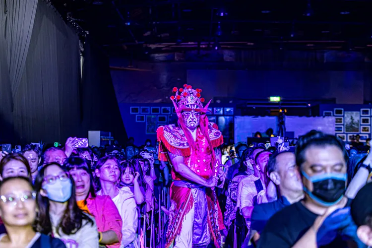 賴銘偉邀請「官將首」參與演出。存摺攝影提供