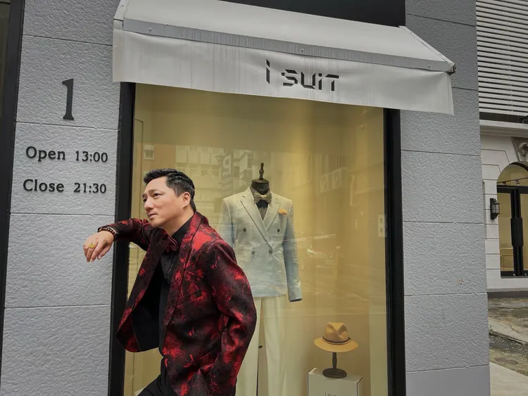 藍葦華《愛的榮耀》角色蔡龍穿上西服。民視提供