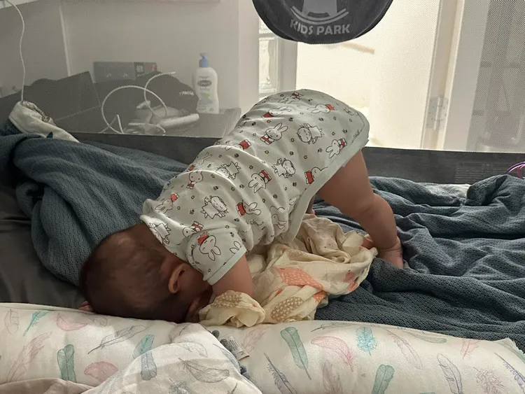 蘿莉塔女兒睡覺突然呈現「拱橋」動作。翻攝蘿莉塔臉書