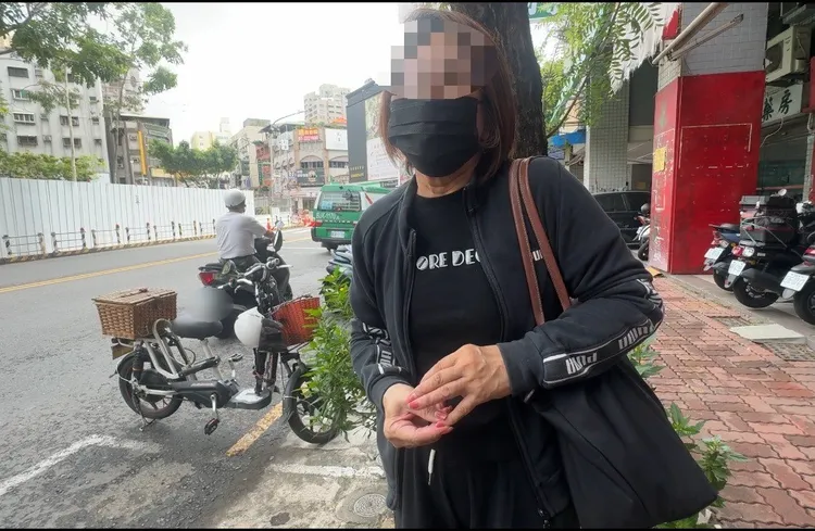 宋母難以接受噩耗，不知道該怎麼辦。讀者提供