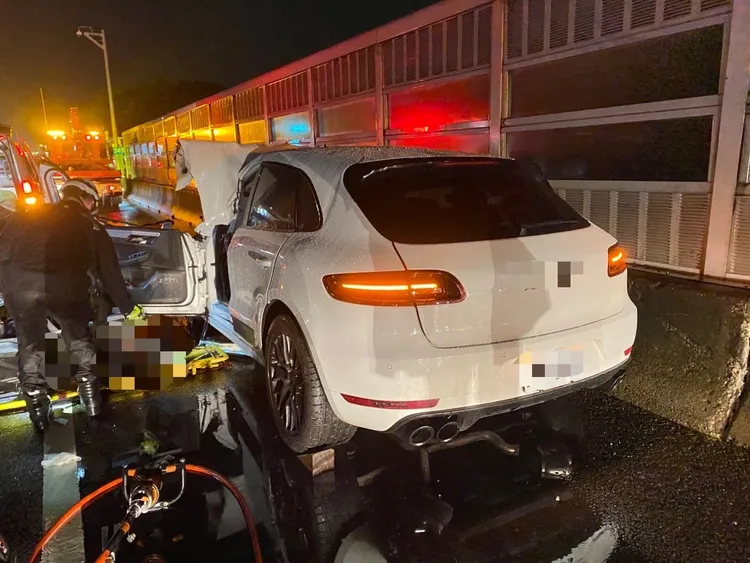 警消前往協助駕駛脫困，但明顯死亡，未送醫。讀者提供