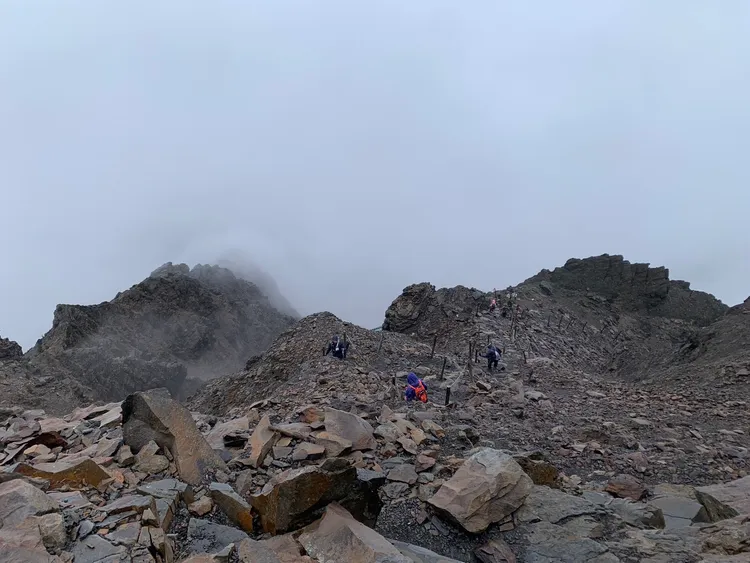 山友摔落邊坡3百多公尺，不幸往生。翻攝畫面