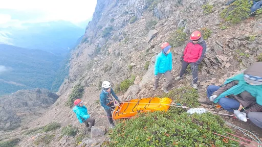 11人登山队攀玉山遇难!1山友下山摔落主峰边坡亡 直升机送回遗体