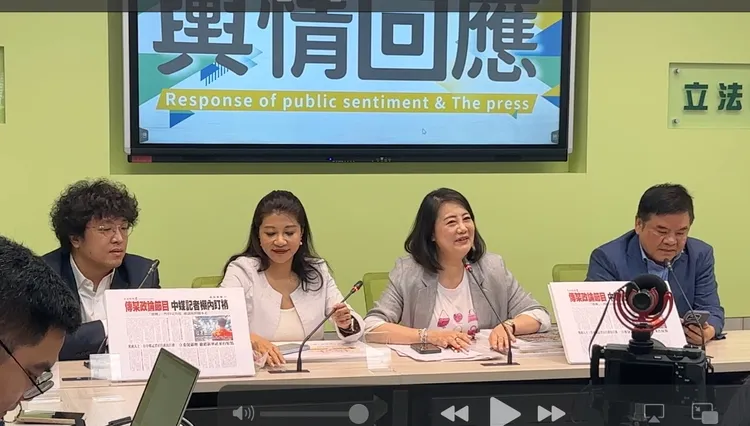 民進黨團成員在陳玉珍之亂後，都露出尷尬的笑。潘袁詩羽攝