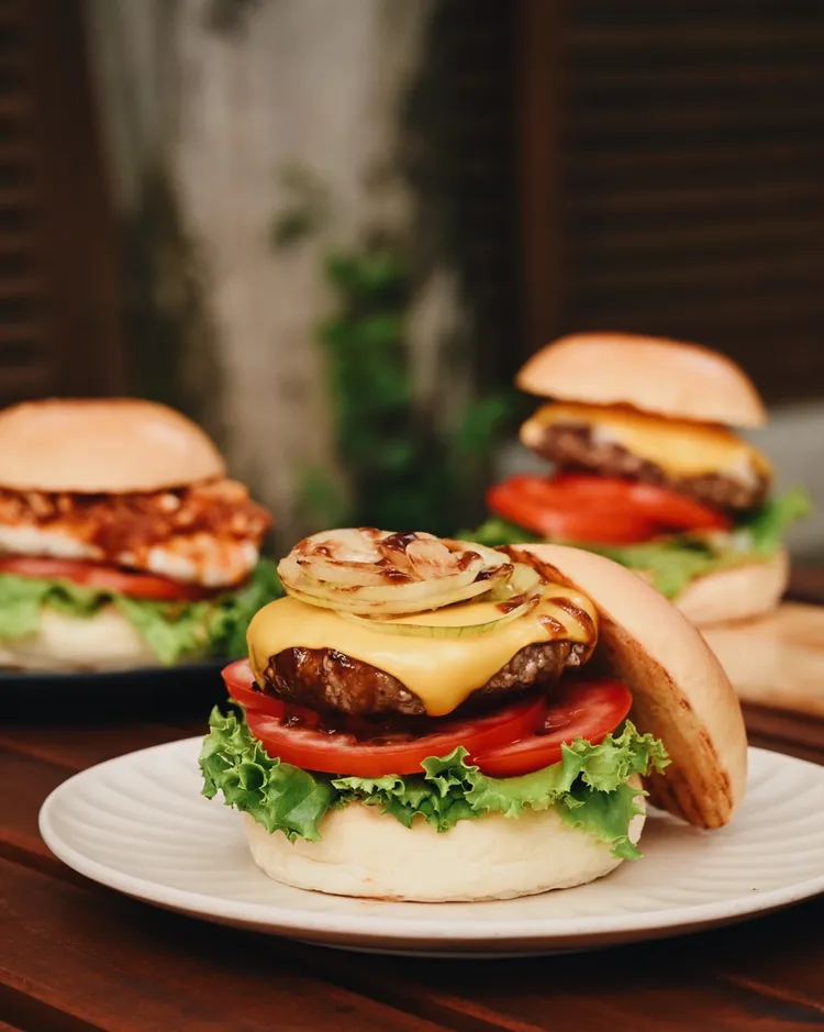 多汁漢堡排加上新鮮的番茄、生菜層層堆疊，一口咬下相當滿足。業者提供