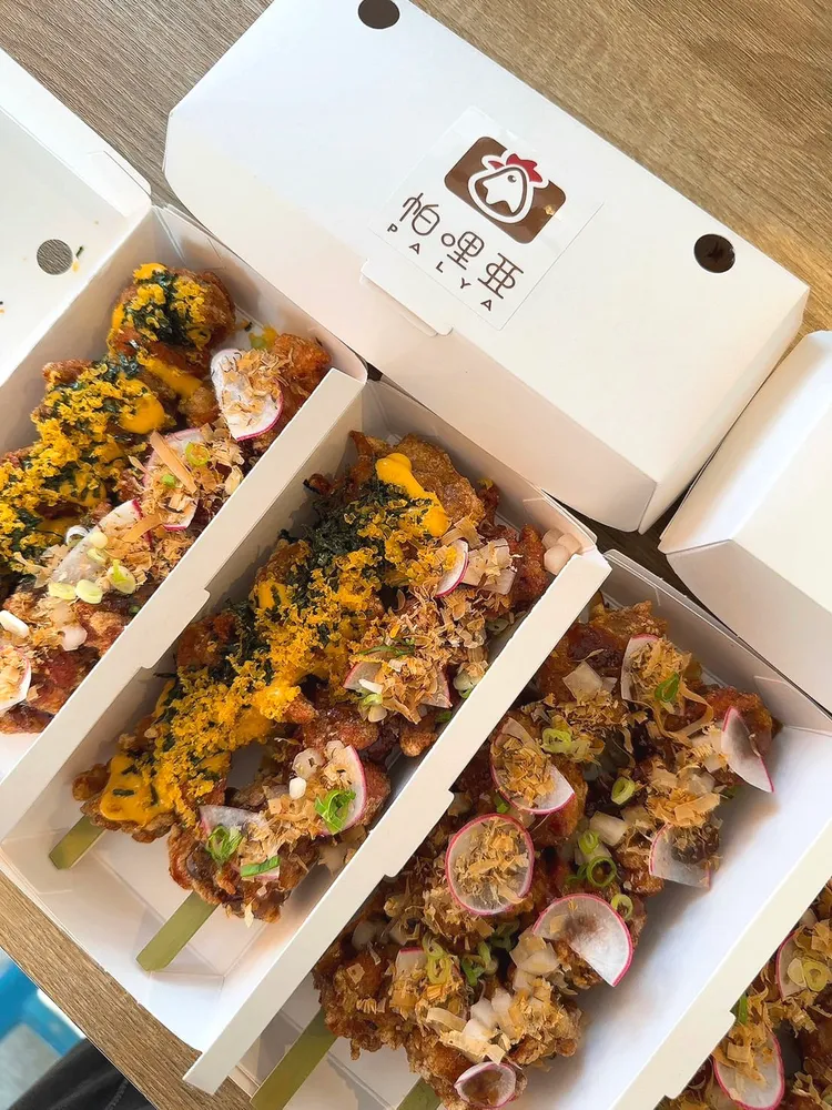 現點現炸的多汁炸雞塊，舖滿柴魚、米香再淋上特調醬料，口感相當有層次。業者提供