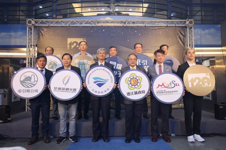 前排左起為東引鄉長林德建、縣議會張永江議長、航港局長葉協隆、縣府張龍德秘書長、觀光署馬祖風管處長黃勢芳、東引鄉代會陳子驎主席合影。航港局提供
