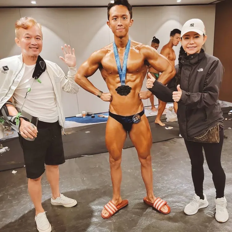 藝人狄鶯（右）和孫鵬（左）的24歲兒子孫安佐（中），頻上新聞版面。翻攝《sun_gojo100》的IG