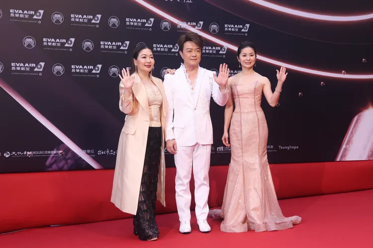 翁立友（中）與張秀卿（左）、林姍一起走紅毯。彭欣偉攝