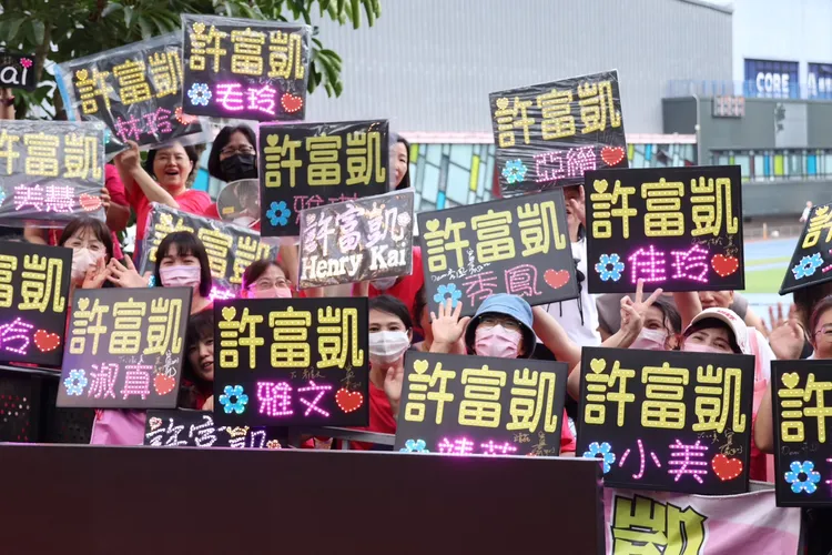 許富凱歌迷陣仗龐大。莊宗達攝