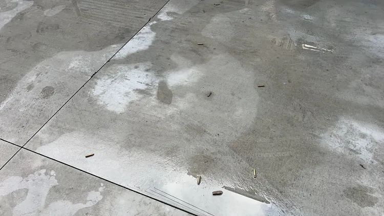 警方現場起獲20個彈殼。讀者提供