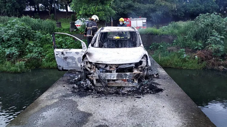 2槍手犯後將車開到屏東萬丹燒毀。讀者提供