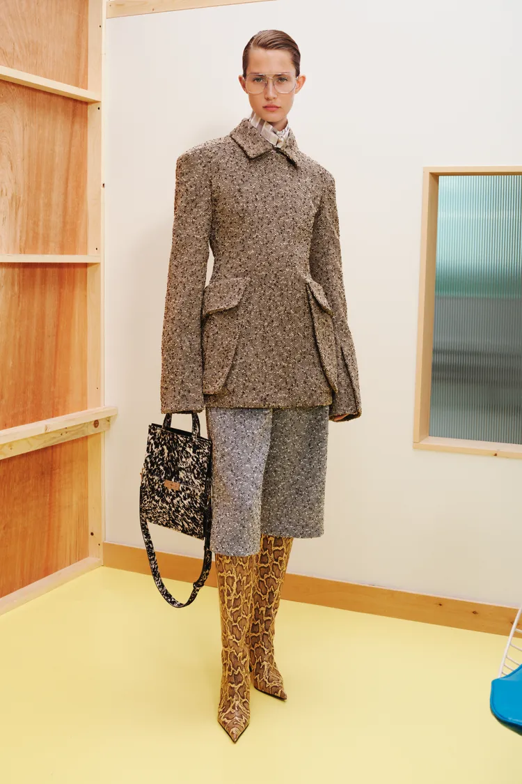 本季主打的尖頭設計及膝長靴披上蟒蛇紋皮革。品牌提供