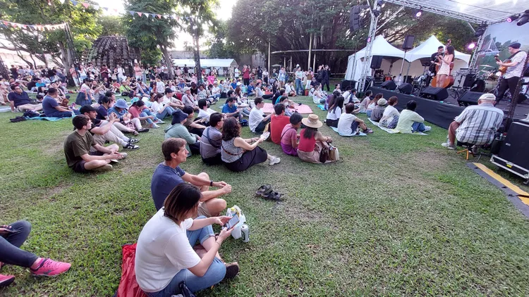 法國生活節在高雄邀請爵士女伶張婷雅演出，吸引許多人潮。資照