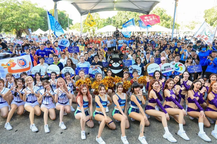 高雄今年龍舟嘉年華邀請多支啦啦隊參加。市府提供