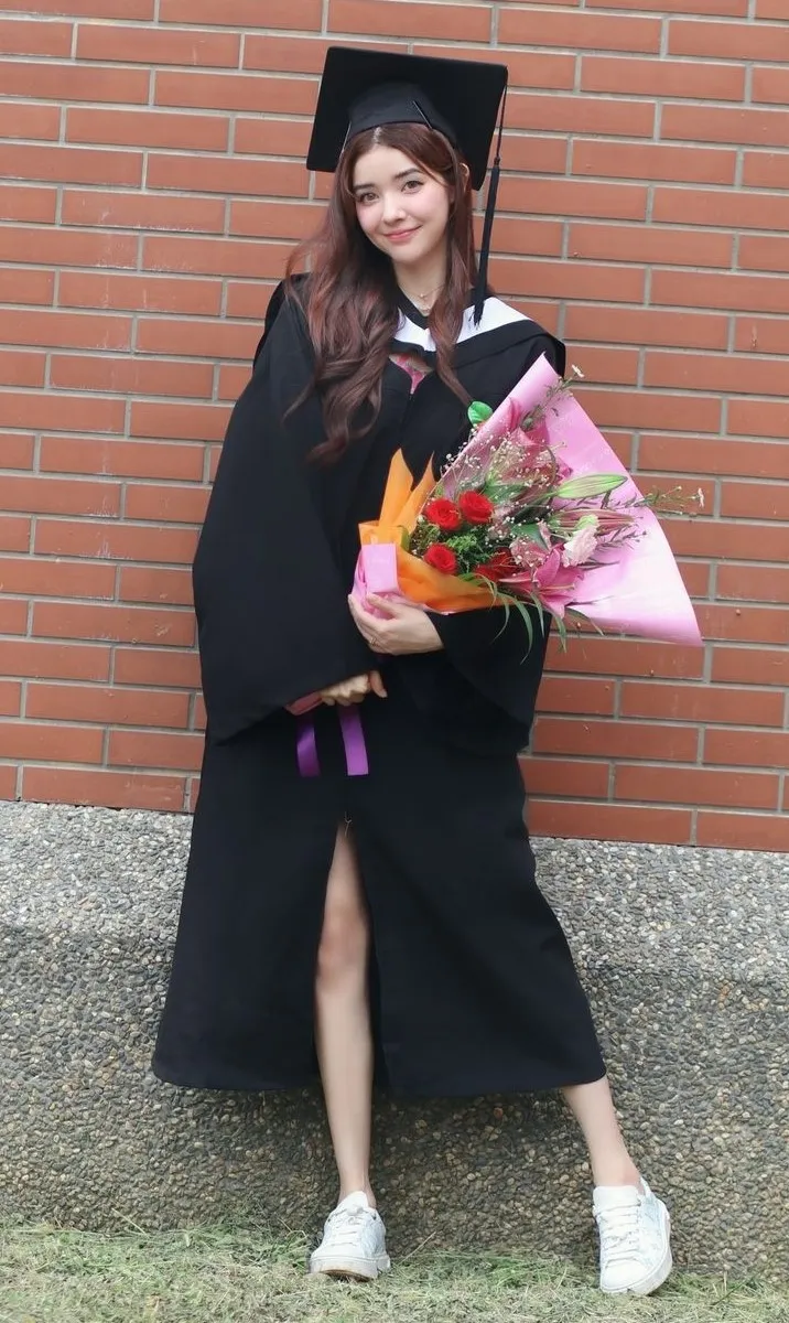 蘇小軒拍畢業照小露一腿。翻攝蘇小軒IG