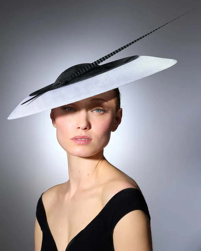 黑白色帽款出自Philip Treacy 2024春夏新款。翻攝GabiK_blogoKate X