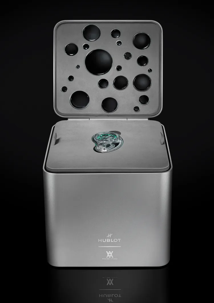 宇舶Arsham Droplet鈦晶懷錶，73.2mm*52.6mm，微噴砂鈦金屬錶殼，鈦金屬項鍊與腰鍊，HUB1201手動上鍊鏤空機芯，動力儲存10日，防水深度30米，限量99只，271萬6000元。品牌提供
