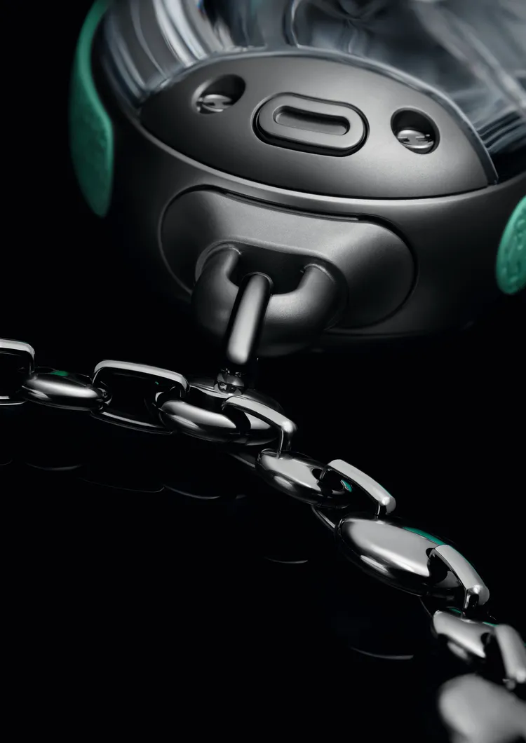 宇舶Arsham Droplet鈦晶懷錶，73.2mm*52.6mm，微噴砂鈦金屬錶殼，鈦金屬項鍊與腰鍊，HUB1201手動上鍊鏤空機芯，動力儲存10日，防水深度30米，限量99只，271萬6000元。品牌提供
