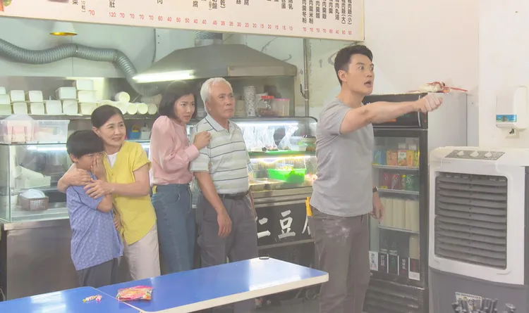 方大緯(右一)劇中保護米可白(左三)超帥氣，但拍攝過程意外製造笑料。台視提供