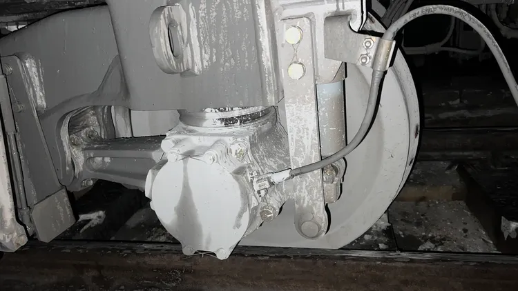 台鐵自強號撞落石。民眾提供