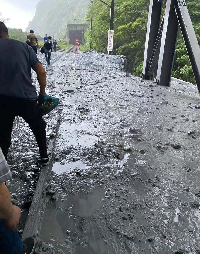 旅客踩著泥濘疏散。民眾提供