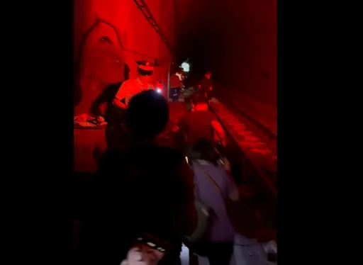 台鐵自強號撞落石卡隧道　司機員骨折共9傷！民眾摸黑逃生畫面曝