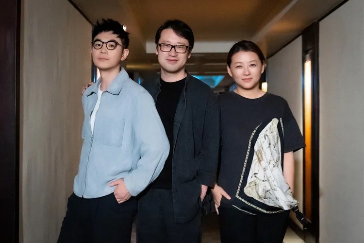 大鵬（左起）、導演董潤年、製片兼編劇應蘿佳來台參加兩岸電影展活動。兩岸電影展提供