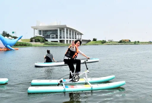 彰濱「海FUN一夏」登場 水上自行車超好玩!順遊鹿港光影藝術節