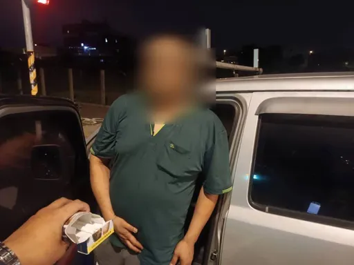 車內飄K味！男辯扭傷噴「肌樂」味　菸盒裡19支這東西露餡了