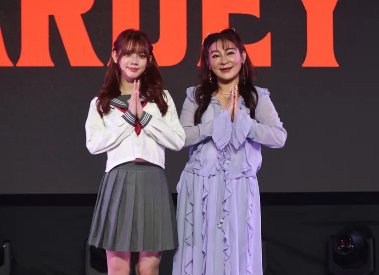 王彩樺（右）被拱E16蹲，推給女兒庭庭。彭欣偉攝