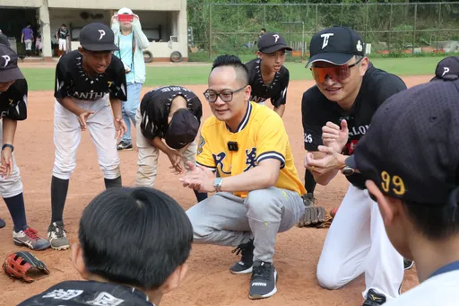 關注地方棒球發展!童子瑋合體前職棒選手 與少棒隊上演世紀對決