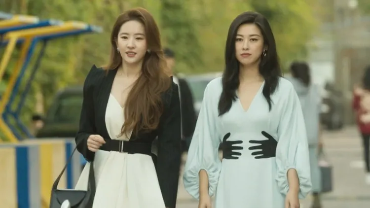 朱珠（右）在《玫瑰的故事》飾演劉亦菲的上司。翻攝電視劇玫瑰的故事微博