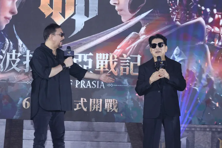 黃秋生（左）和高捷同台互動。彭欣偉攝