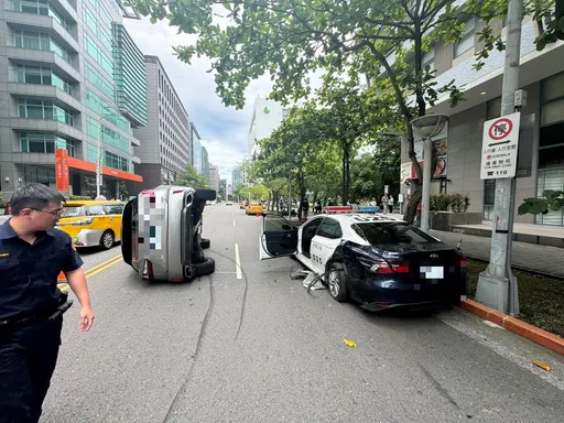 驚悚瞬間曝光！北市休旅車失控撞警車　2警解送人犯車門才關就被撞