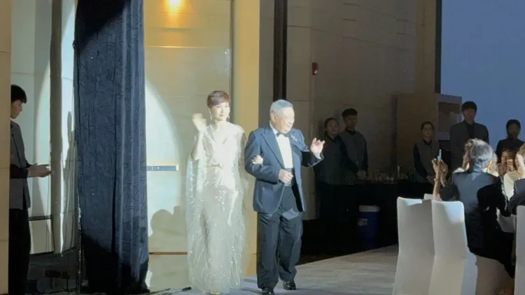 方芳芳挽著老公進場。