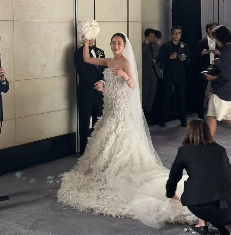 新娘做勢丟捧花。