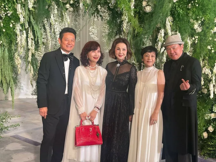 曾國城（右起）、張艾嘉、謝玲玲、鄧美芳、徐乃麟出席婚禮。