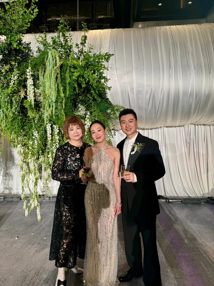 花蓮潔西艾美渡假酒店董事長王筱卿（左）專程飛上海出席婚禮。