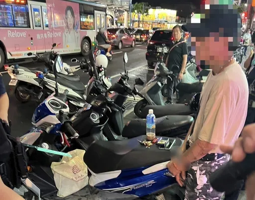 女娃娃機台主遭怪男搭訕「像國中同學」 她調監視器大驚「背後竟藏刀」