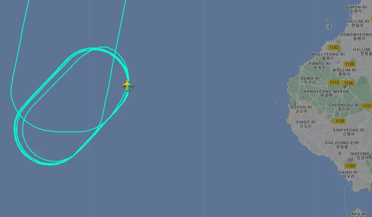 事故航班突盤旋驟降於濟州島西側。翻攝Flightradar24