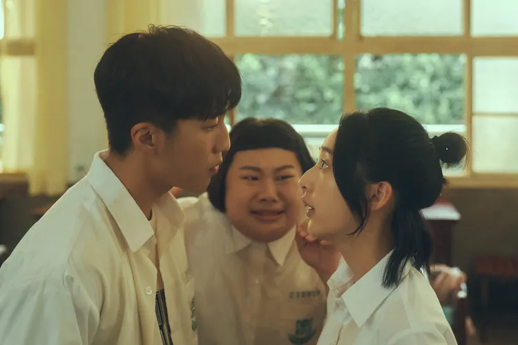 婁峻碩（左）和李沐大打出手。百薇國際娛樂提供