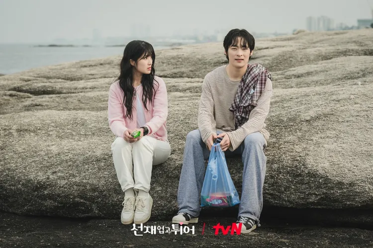 宋健僖（右）3度與金惠奫合作，《背著善宰跑》中暗戀她。翻攝tvN