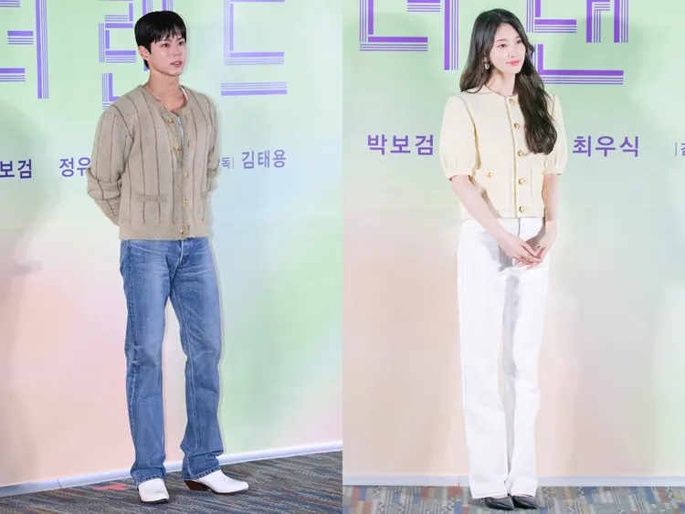 朴寶劍（左圖）身著CELINE拉絨馬海毛開襟衫12萬元、水洗色KURT牛仔褲3萬8500元；秀智（右圖）身著毛圈粗花呢泡泡袖開襟衫13萬元、亮白色洗水牛仔布JANE喇叭形牛仔褲4萬500元。品牌提供