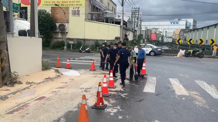 警方到場協助紓交通及舖設木屑。中壢警分局提供