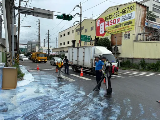 大貨車塗料桶掉落道路!顏料洩滿地 5騎士摔得人仰車翻