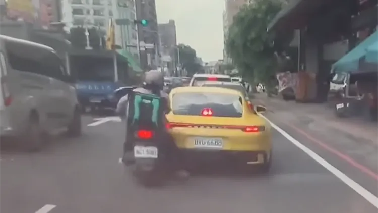 外送員撞上保時捷。翻攝自「WoWtchout - 地圖型行車影像分享平台」YouTube