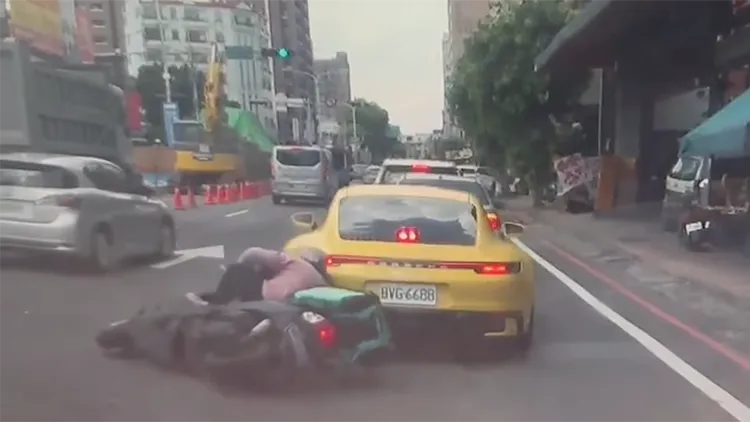 外送員撞上保時捷。翻攝自「WoWtchout - 地圖型行車影像分享平台」YouTube